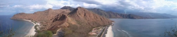 Pesona Pegunungan Berwarna Coklat di Puncak Fatucama