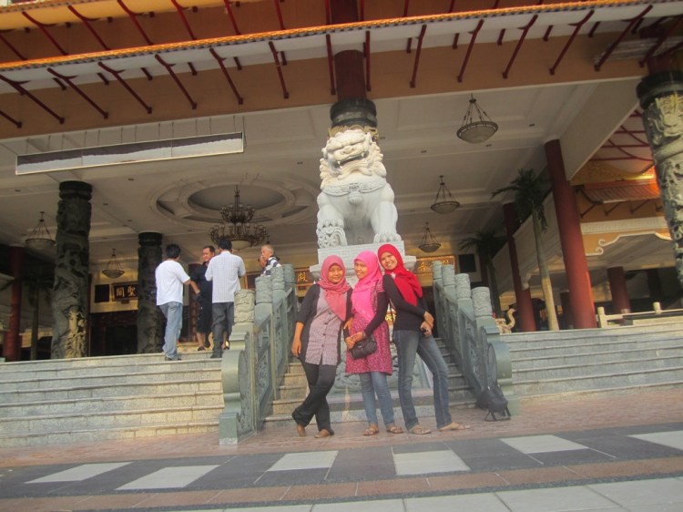 Kak Tiwi, Rahma, Kak Siti di depan Patung
