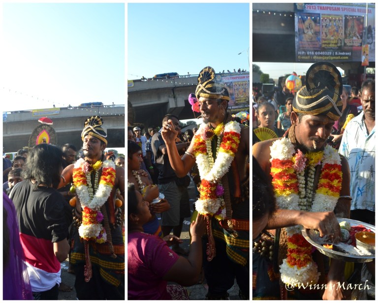 Pendeta Memberikan Doa kepada pengunjung