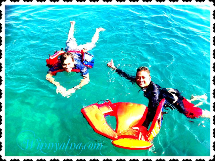 Pak Denni dan Holis snorkeling di Pulau tunda