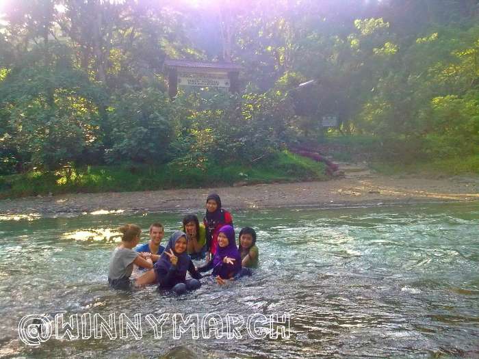 bule mandi di Sungai Bahorok