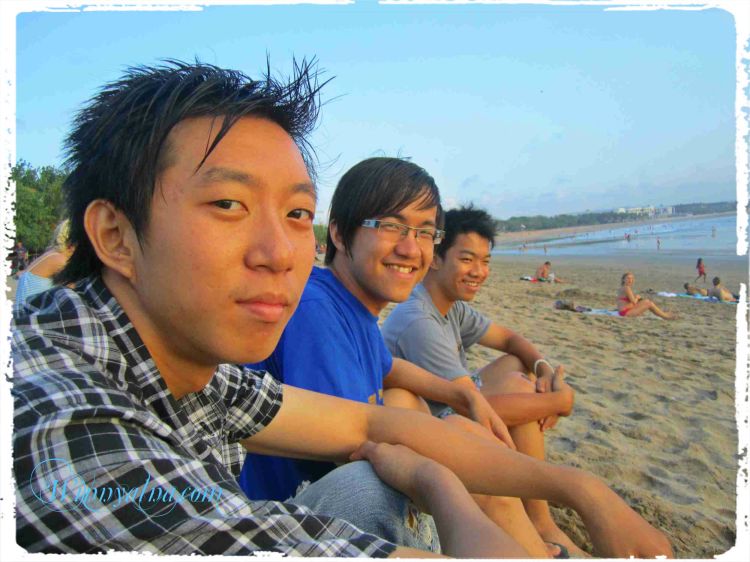 William, Santo, Surya di Pantai Kuta Bali