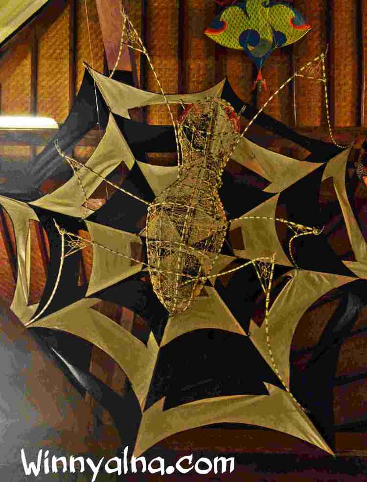 layangan berbentul laba-laba