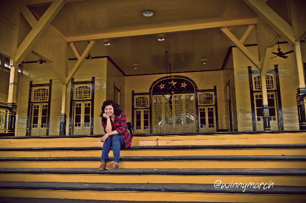 Aku di depan Istana Kadriah