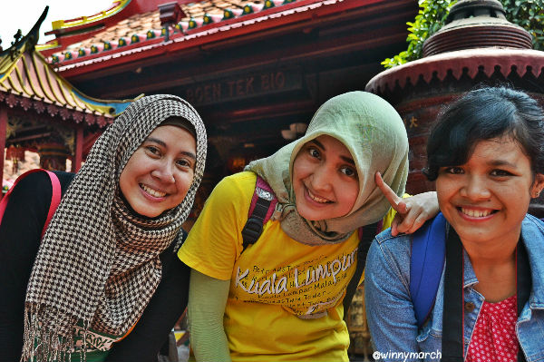 Rinta, Defi dan aku di depan Vihara Boen Tek Bio Tangerang