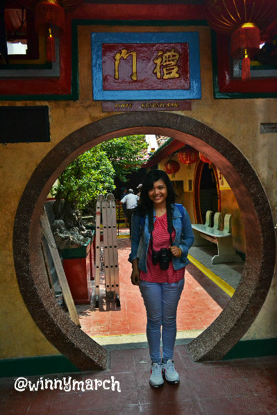 Aku di depan Vihara Boen Tek Bio Tangerang