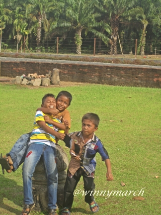 Guide dadakan di candi Bahal