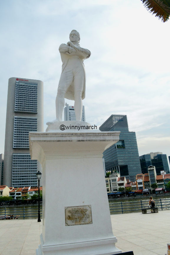Patung Raffles Keliling Clarke Quay Singapore – Winny Marlina