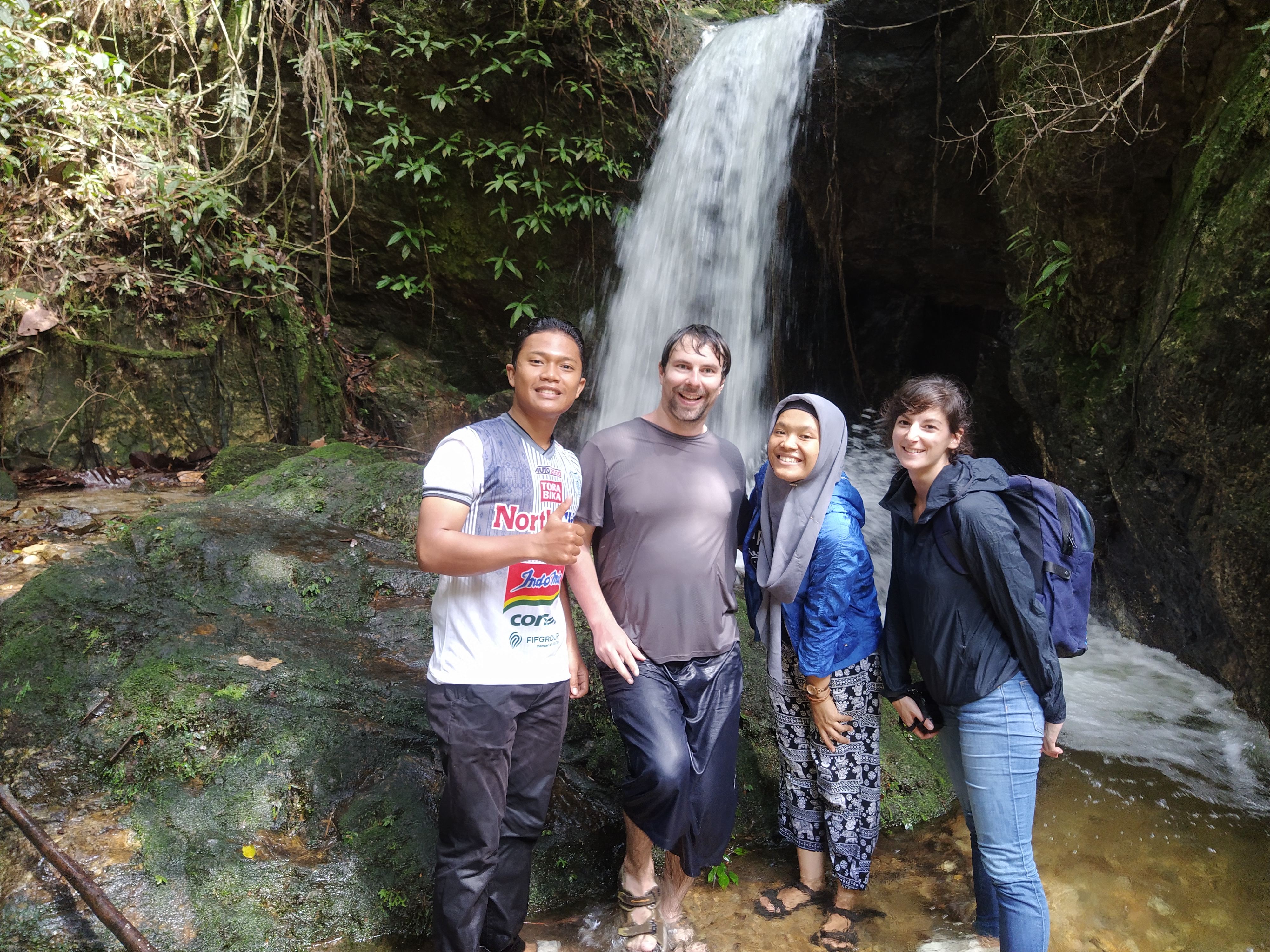 Trekking ke air terjun
